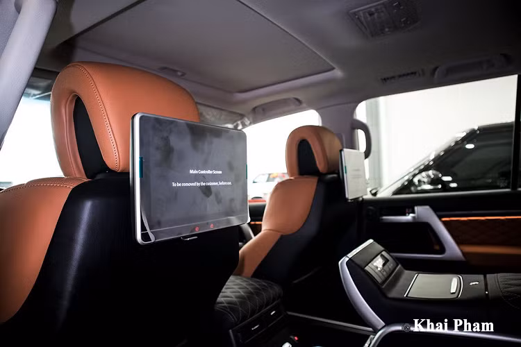 Về an toàn, ở các thị trường như Mỹ hay Trung Đông, Toyota Land Cruiser được trang bị gói công nghệ Safety Sense P gồm các tính năng như: Hệ thống cảnh báo điểm mù, hệ thống cảnh báo làn đường, phát hiện chướng ngại vật phía trước và ga tự động thích ứng. Bên cạnh đó, mẫu SUV còn có khả năng nâng/hạ gầm, phanh tự động khẩn cấp, camera 360 độ.