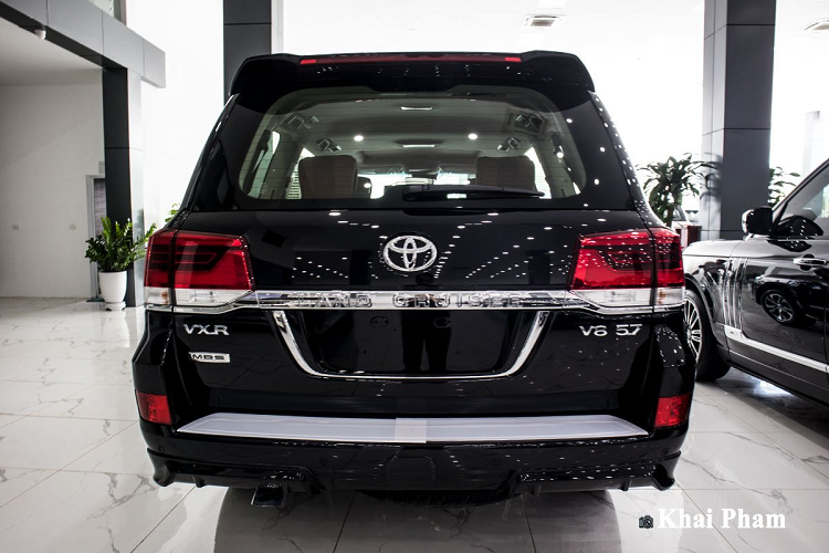 Mới đây chiếc Toyota Land Cruiser 2020 mới bản độ 4 ghế vừa về Việt Nam, chiếc xe này có một số khác biệt so với phiên bản sản xuất năm 2019. Cụ thể, ngay ở phần cản trước, chiếc xe hơi mới Toyota Land Cruiser bản sản xuất năm 2020 đã mang đến sự khác biệt với thiết kế góc cạnh hơn so với vẻ hiền hoà của bản 2019. Đây là phụ kiện mới được lắp thêm giúp chiếc SUV này trở nên hầm hố hơn.