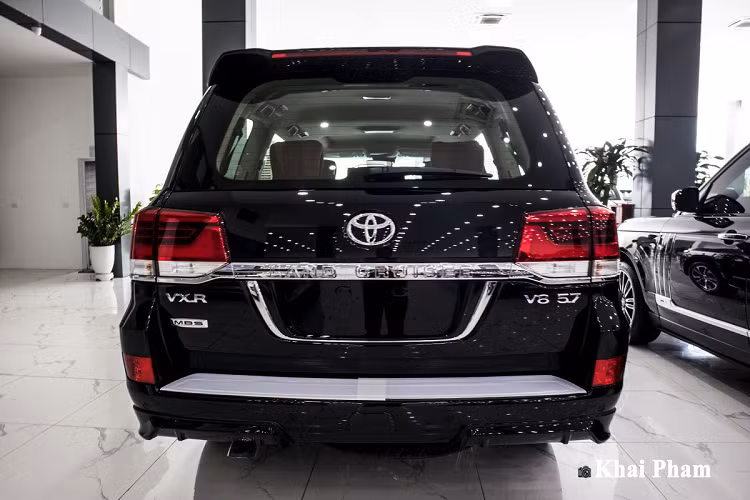 Mới đây chiếc Toyota Land Cruiser 2020 mới bản độ 4 ghế vừa về Việt Nam, chiếc xe này có một số khác biệt so với phiên bản sản xuất năm 2019. Cụ thể, ngay ở phần cản trước, chiếc xe hơi mới Toyota Land Cruiser bản sản xuất năm 2020 đã mang đến sự khác biệt với thiết kế góc cạnh hơn so với vẻ hiền hoà của bản 2019. Đây là phụ kiện mới được lắp thêm giúp chiếc SUV này trở nên hầm hố hơn.