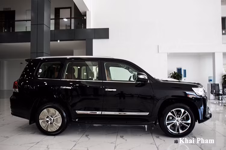 Hiện tại, giá xe Toyota Land Cruiser 2020 bản 4 ghế VIP được chào bán với mức giá 9,4 tỷ đồng, nhỉnh hơn bản cũ khoảng hơn 100 triệu đồng.