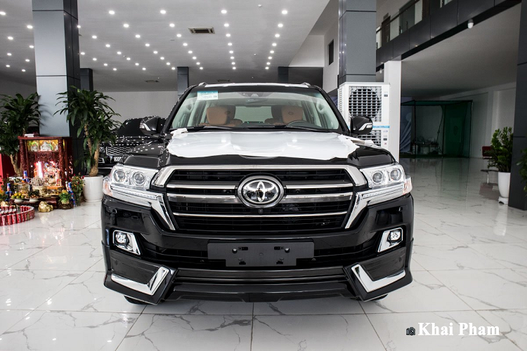 Tại Việt Nam, những tín đồ yêu thích dòng xe Toyota Land Cruiser luôn có lựa chọn hàng chính hãng với mức giá khoảng hơn 4 tỷ đồng. Tuy nhiên, những đại gia "chịu chơi" thường tìm đến những phiên bản nhập khẩu từ Mỹ hoặc Trung Đông với nhiều khác biệt.