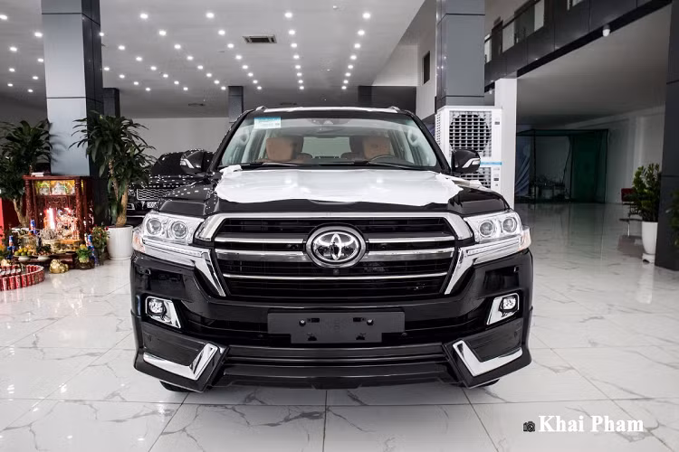 Tại Việt Nam, những tín đồ yêu thích dòng xe Toyota Land Cruiser luôn có lựa chọn hàng chính hãng với mức giá khoảng hơn 4 tỷ đồng. Tuy nhiên, những đại gia "chịu chơi" thường tìm đến những phiên bản nhập khẩu từ Mỹ hoặc Trung Đông với nhiều khác biệt.