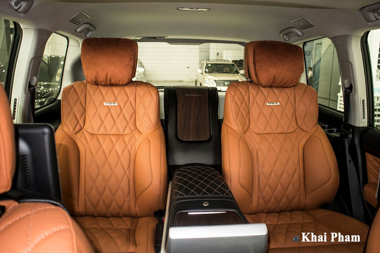 Ngoài ra, phần phía trước này vẫn được duy trì lưới tản nhiệt bọc crom với những thanh ngang to bản nối liền với cụm đèn trước LED Projector quen thuộc. Đèn trước trên Toyota Land Cruiser 2020 có tính năng tự động bật/tắt, điều chỉnh theo góc đánh lái và rửa đèn áp lực cao. Bước sang phần hông xe, người dùng dễ dàng nhận ra sự thay đổi lớn nhất trên Toyota Land Cruiser 2020 nhập Trung Đông đến từ "dàn chân".