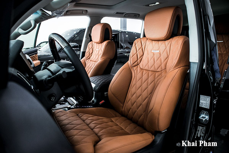 Vô-lăng trên mẫu SUV lâu đời nhất nhà Toyota duy trì thiết kế 3 chấu bọc da, ốp gỗ với khả năng điều chỉnh điện, có sấy. Là phiên bản dành cho thị trường Trung Đông nên hiện tại chiếc Toyota Land Cruiser 2020 mới nhập về Việt Nam vẫn còn sử dụng ngôn ngữ ở đây mà chưa được tuỳ chỉnh.