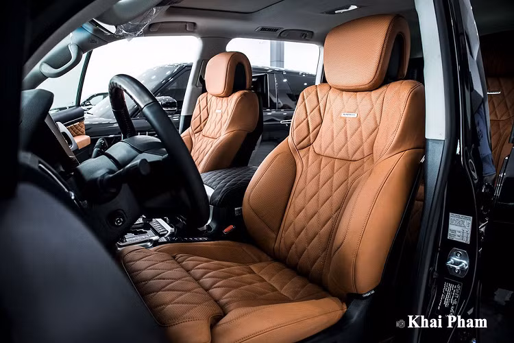 Vô-lăng trên mẫu SUV lâu đời nhất nhà Toyota duy trì thiết kế 3 chấu bọc da, ốp gỗ với khả năng điều chỉnh điện, có sấy. Là phiên bản dành cho thị trường Trung Đông nên hiện tại chiếc Toyota Land Cruiser 2020 mới nhập về Việt Nam vẫn còn sử dụng ngôn ngữ ở đây mà chưa được tuỳ chỉnh.