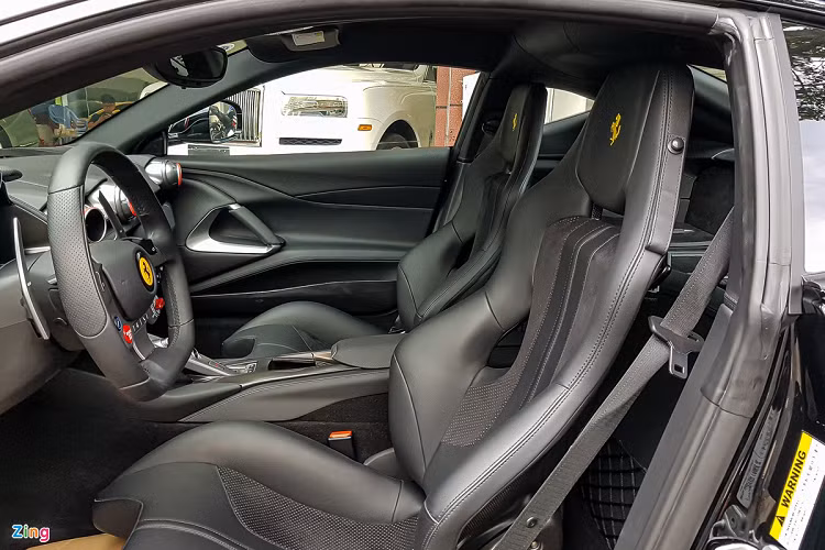 Ferrari 812 Superfast có đến 8 lựa chọn kiểu thiết kế ghế cùng 15 màu nội thất. Khác với chiếc 812 Superfast màu đỏ Rosso Settanta, xe sử dụng nội thất da cao cấp màu đen Nero cùng thiết kế ghế đua tiêu chuẩn bằng sợi carbon. Logo ngựa chồm "Prancing Horse" được khâu nổi màu vàng ở tựa đầu.