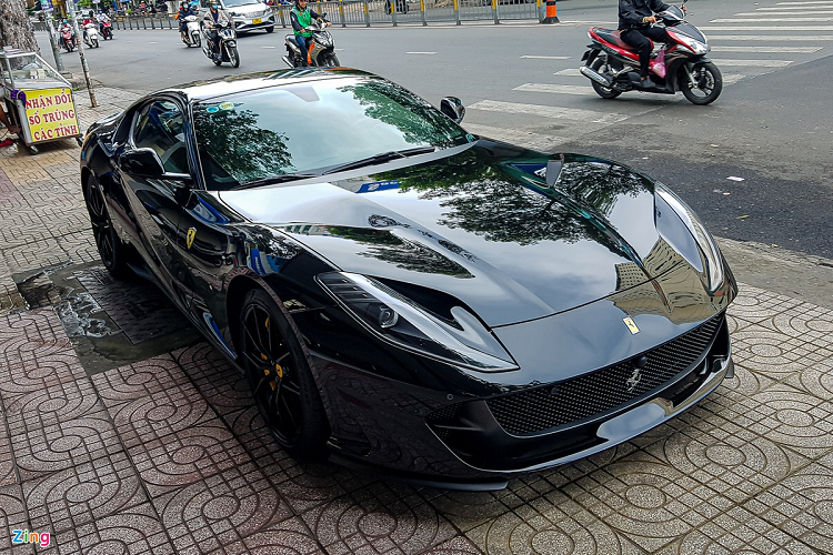 Ferrari 812 Superfast sử dụng hộp số 7 cấp ly hợp kép được gia công bởi Getrag. Xe có khả năng tăng tốc từ 0 lên 100 km/h chỉ trong khoảng 2,9 giây trước khi đạt vận tốc tối đa khoảng 340 km/h. Ngoài ra, xe còn được trang bị khá nhiều tính năng hỗ trợ lái như hệ thống chống trượt, hệ thống đánh lái bánh sau... Mức giá xe Ferrari 812 Superfast tại thị trường Việt Nam vẫn chưa được tiết lộ nhưng sẽ không dưới triệu đô la.