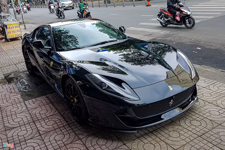 Ferrari 812 Superfast sử dụng hộp số 7 cấp ly hợp kép được gia công bởi Getrag. Xe có khả năng tăng tốc từ 0 lên 100 km/h chỉ trong khoảng 2,9 giây trước khi đạt vận tốc tối đa khoảng 340 km/h. Ngoài ra, xe còn được trang bị khá nhiều tính năng hỗ trợ lái như hệ thống chống trượt, hệ thống đánh lái bánh sau... Mức giá xe Ferrari 812 Superfast tại thị trường Việt Nam vẫn chưa được tiết lộ nhưng sẽ không dưới triệu đô la.