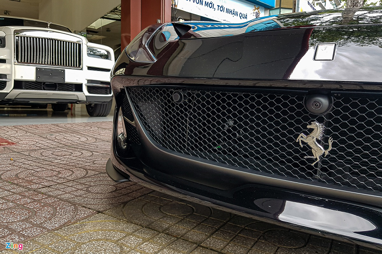 Cản trước của xe thiết kế mạnh mẽ hơn F12berlinetta, đồng thời phục vụ cho việc làm mát động cơ cũng như tăng hiệu quả khí động học thông qua cơ cấu đóng/mở cửa gió cơ điện. Xe còn có thêm hệ thống camera 360. 