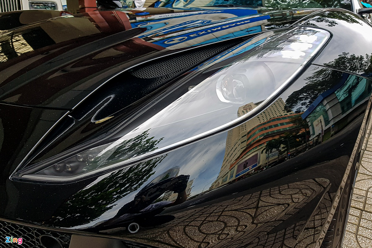 Ferrari 812 Superfast được trang bị hệ thống đèn pha LED hiện đại với các điểm LED định vị đặc trưng. Khác với F12berlinetta, thiết kế hệ thống đèn của 812 Superfast còn kèm theo khe gió khí động học.