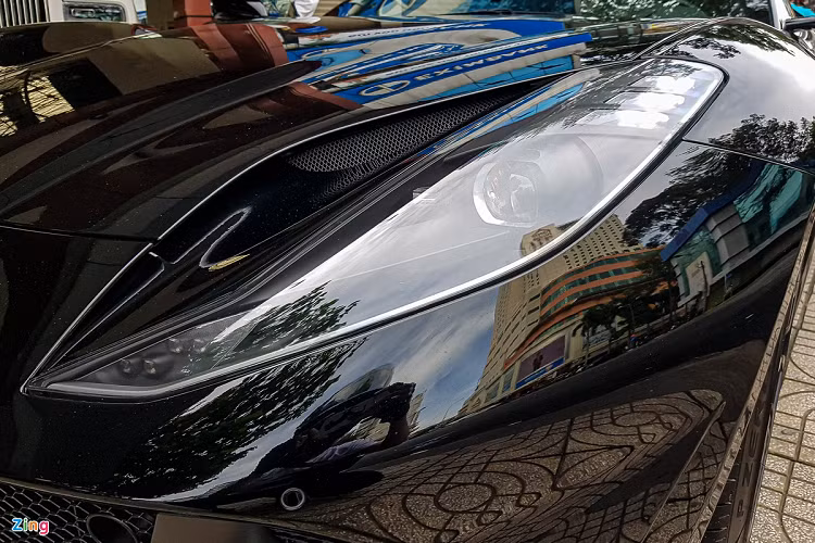 Ferrari 812 Superfast được trang bị hệ thống đèn pha LED hiện đại với các điểm LED định vị đặc trưng. Khác với F12berlinetta, thiết kế hệ thống đèn của 812 Superfast còn kèm theo khe gió khí động học.