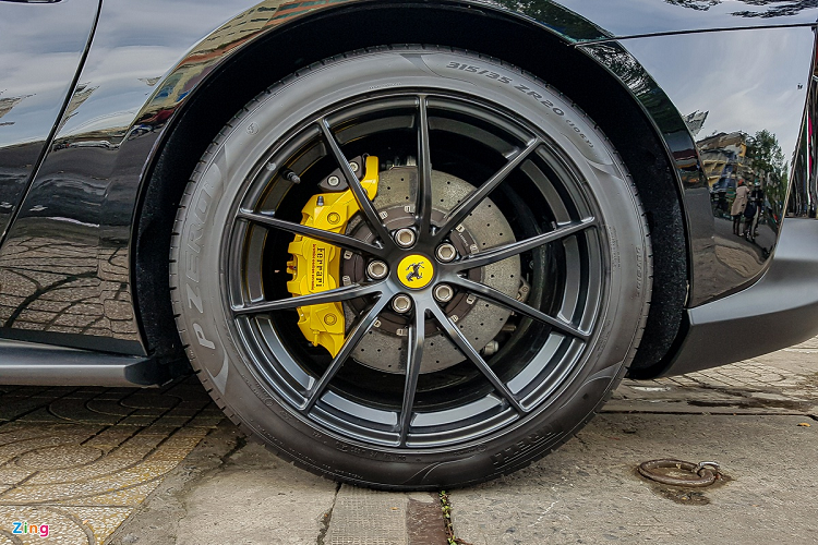 Hãng xe Italy cũng cho phép lựa chọn thêm 5 màu sơn kẹp phanh là đen, bạc, xanh dương, đỏ và vàng. Đĩa phanh trên xe được trang bị tiêu chuẩn với chất liệu carbon-ceramic của Brembo, vốn có hiệu suất tốt hơn 5,8% so với F12berlinetta. 