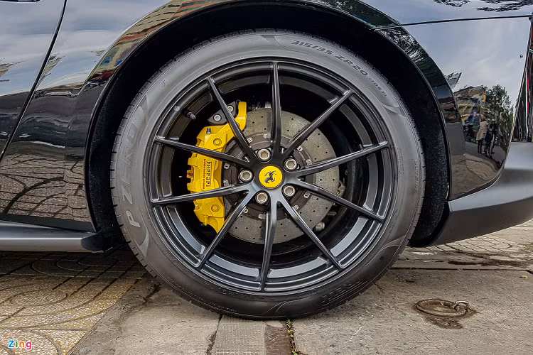 Hãng xe Italy cũng cho phép lựa chọn thêm 5 màu sơn kẹp phanh là đen, bạc, xanh dương, đỏ và vàng. Đĩa phanh trên xe được trang bị tiêu chuẩn với chất liệu carbon-ceramic của Brembo, vốn có hiệu suất tốt hơn 5,8% so với F12berlinetta. 