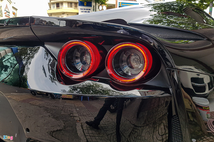 Hệ thống đèn hậu thiết kế sắc sảo hơn với họa tiết hai cụm đèn tròn. Đây là ngôn ngữ thiết kế mới của Ferrari, vốn có thể được tìm thấy trên nhiều mẫu xe mới của hãng như F8 Tributo hay SF90 Stradale. 