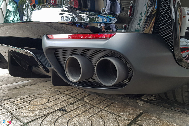 Ferrari cũng cho phép tùy chọn thiết kế ống xả kép bao gồm ống xả tiêu chuẩn, ống xả ốp gốm màu đen hoặc ống xả bằng titanium.