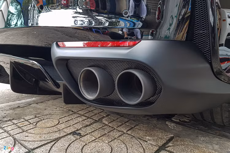 Ferrari cũng cho phép tùy chọn thiết kế ống xả kép bao gồm ống xả tiêu chuẩn, ống xả ốp gốm màu đen hoặc ống xả bằng titanium.