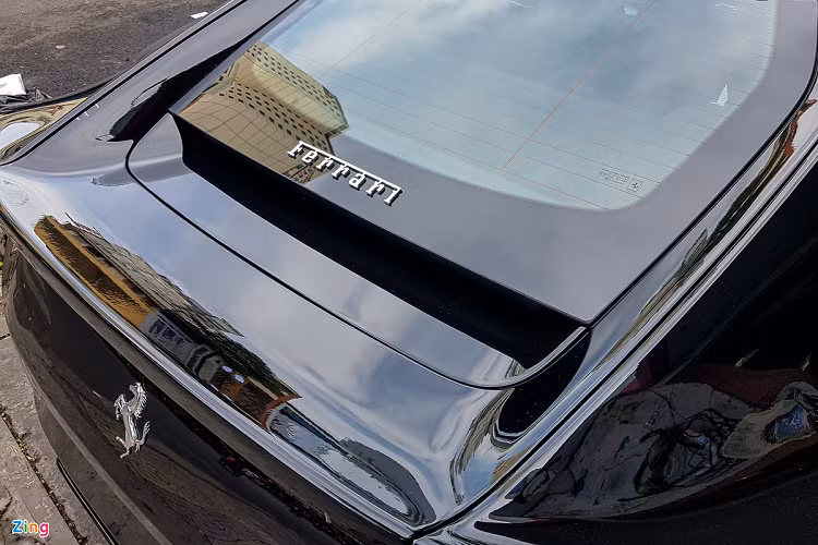 Mặc dù sở hữu nhiều công nghệ hybrid và turbocharge từ các mẫu xe đua F1, Ferrari tuyên bố sẽ không bao giờ trang bị các công nghệ này trên các mẫu xe sử dụng động cơ V12 đặt trước. Xe được bố trí dẫn động cầu sau nhằm duy trì truyền thống lâu đời của hãng. Đây cũng là một trong những động cơ hút khí tự nhiên mạnh mẽ nhất trên thế giới.