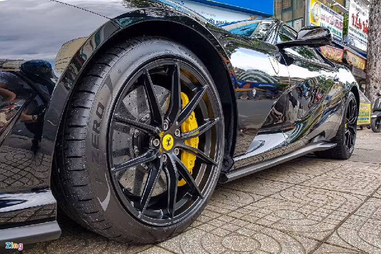 Ferrari cho phép khách hàng lựa chọn 8 kiểu mâm trên 812 Superfast. So với chiếc đầu tiên sử dụng thiết kế mâm dạng xoáy, mẫu mâm Racing Wheels 5 chấu kép trên chiếc xe có màu đen mờ. 812 Superfast sử dụng bộ lốp hiệu suất cao Pirelli P ZERO với thông số 275/35 ZR20 ở cầu trước và 315/35 ZR20 cho cầu sau.