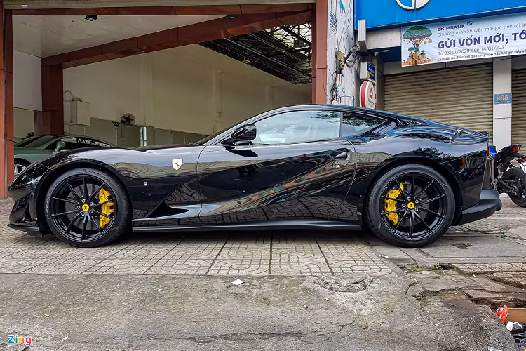 Thiết kế của Ferrari 812 Superfast mang nhiều đường nét của "đàn anh" F12berlinetta và F12tdf. "Siêu ngựa" mang kiểu dáng grand-tourer cùng nắp capo kéo dài và khoang hành lý rộng rãi ở phía sau. 812 Superfast có nhiều chi tiết mang tính khí động học, đi kèm các đường cắt xẻ táo bạo ở toàn thân xe. 