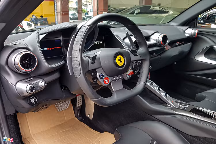 Là truyền thống của hãng, mỗi chiếc xe Ferrari đều có thiết kế vô lăng thể thao lấy phong cách từ các mẫu xe đua Công thức Một. Bên cạnh các phím bấm đa chức năng, các mẫu xe Ferrari còn có thêm nút bấm khởi động cũng như phím xoay thay đổi chế độ lái. Ferrari cũng cho phép khách hàng tùy chọn màu sơn của bảng đồng hồ kim thể hiện vòng tua máy, với 5 màu là đen, bạc, đỏ, trắng và vàng. 