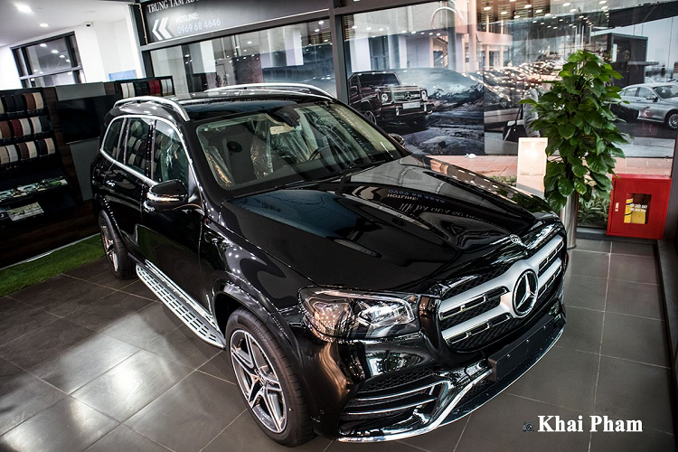 Tại Việt Nam, giá xe Mercedes GLS 450 4Matic 2020 được phân phối với mức 4,909 tỷ đồng, rẻ hơn nhiều so với Lexus LX570 (8,340 tỷ đồng) và BMW X7 (7,499 tỷ đồng).