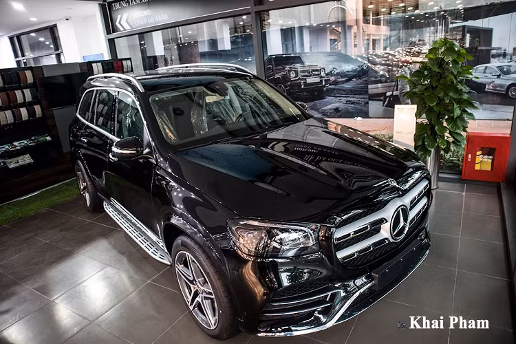 Tại Việt Nam, giá xe Mercedes GLS 450 4Matic 2020 được phân phối với mức 4,909 tỷ đồng, rẻ hơn nhiều so với Lexus LX570 (8,340 tỷ đồng) và BMW X7 (7,499 tỷ đồng).