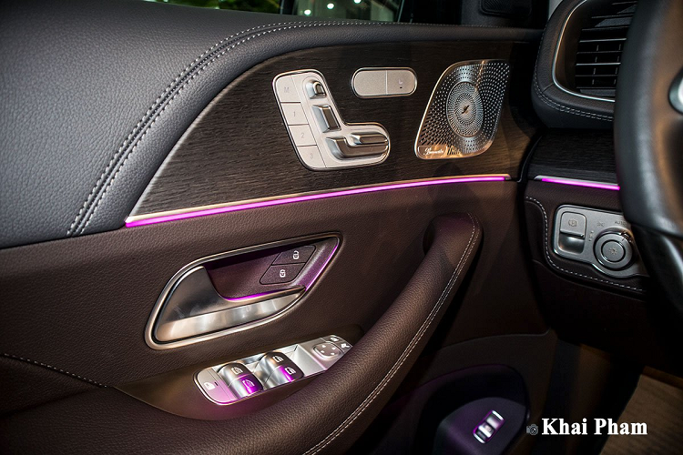 Mercedes GLS 450 4Matic 2020 còn nhiều trang bị tiện nghi khác như: Điều hòa khí hậu tự động 4 vùng độc lập THERMOTRONIC, cửa sổ trời toàn cảnh Panorama, rèm che nắng, hệ thống âm thanh Burmester® 13 loa, công suất 590 watt, Touchpad điều khiển cảm ứng dạng thiết kế mới trên bệ trung tâm...