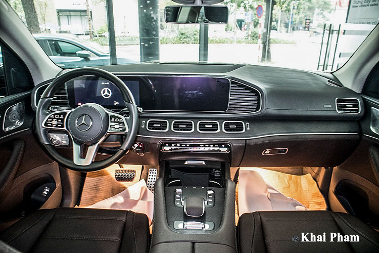 Mercedes-Benz trang bị tay lái 3 chấu bọc da Nappa, ốp gỗ mang đến sự sang trọng, thể thao cho người dùng. Trên vô-lăng, xe được tích hợp nút điều khiển cảm ứng (Touch Control Buttons), tính năng ga tự động (Cruise Control) và giới hạn tốc độ (SPEEDTRONIC ).