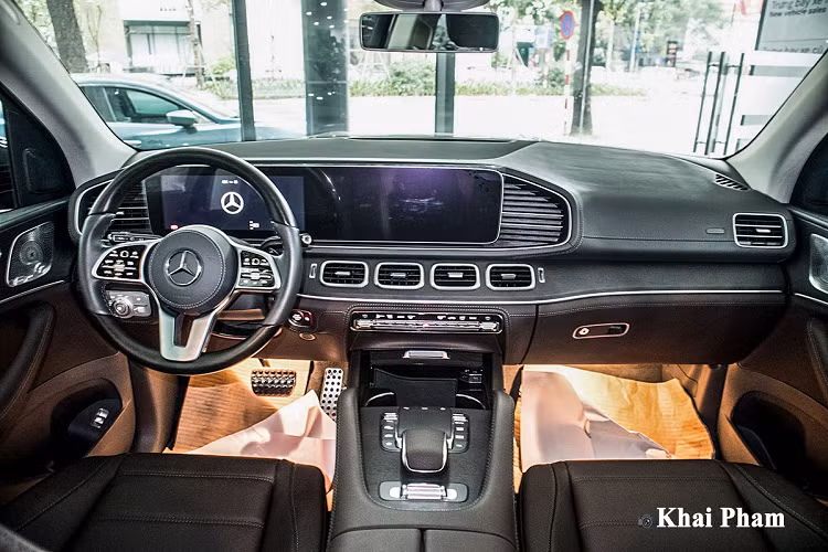 Mercedes-Benz trang bị tay lái 3 chấu bọc da Nappa, ốp gỗ mang đến sự sang trọng, thể thao cho người dùng. Trên vô-lăng, xe được tích hợp nút điều khiển cảm ứng (Touch Control Buttons), tính năng ga tự động (Cruise Control) và giới hạn tốc độ (SPEEDTRONIC ).