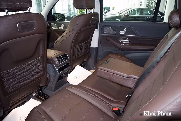 Mercedes GLS 450 4Matic 2020 có ghế lái và hành khách phía trước điều chỉnh điện đa hướng, ghế lái nhớ 3 vị trí, hàng ghế thứ 2 chỉnh điện, hàng cuối có khả năng gập điện. Các hàng ghế trên chiếc SUV đền từ Đức đều được trang bị hệ thống cửa gió điều hoà, các vị trí để cốc tiện lợi.