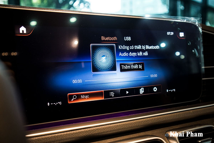 Trung tâm bảng táp-lô của Mercedes GLS 450 4Matic 2020 là hệ thống giải trí thế hệ mới MBUX dựa trên màn hình cảm ứng 12,3 inch có chức năng điều khiển bằng giọng nói LINGUATRONIC – kích hoạt thông qua câu lệnh “Hey Mercedes”.