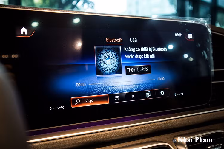 Trung tâm bảng táp-lô của Mercedes GLS 450 4Matic 2020 là hệ thống giải trí thế hệ mới MBUX dựa trên màn hình cảm ứng 12,3 inch có chức năng điều khiển bằng giọng nói LINGUATRONIC – kích hoạt thông qua câu lệnh “Hey Mercedes”.