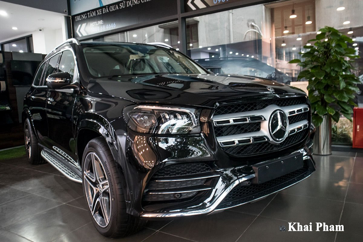 Mercedes-Benz GLS 450 4Matic được phát triển dựa trên ngôn ngữ Sensual Purity với nhiều hình khối rắn chắc thể hiện sự cứng cáp, đầy nam tính. Xe được trang bị cụm đèn pha/cos MultiBeam LED hiện đại nhất của hãng xe này với khả năng chiếu xa hơn 600 m kết hợp cùng dải đèn LED định vị ban ngày. Lưới tản nhiệt của chiếc SUV cỡ lớn hạng sang này là dạng 2 nan đơn to bản, logo xuất hiện ở vị trí trung tâm. Trong khi đó, cản trước của mẫu xe này mở rộng với chất liệu crom giúp gia tăng vẻ sang trọng.