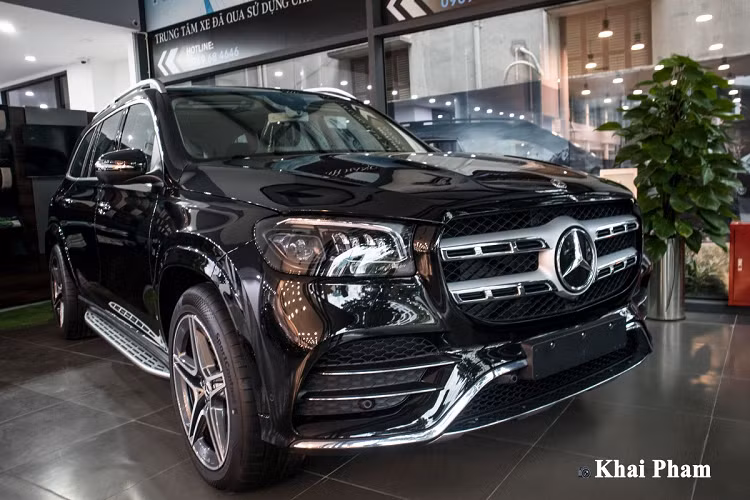 Mercedes-Benz GLS 450 4Matic được phát triển dựa trên ngôn ngữ Sensual Purity với nhiều hình khối rắn chắc thể hiện sự cứng cáp, đầy nam tính. Xe được trang bị cụm đèn pha/cos MultiBeam LED hiện đại nhất của hãng xe này với khả năng chiếu xa hơn 600 m kết hợp cùng dải đèn LED định vị ban ngày. Lưới tản nhiệt của chiếc SUV cỡ lớn hạng sang này là dạng 2 nan đơn to bản, logo xuất hiện ở vị trí trung tâm. Trong khi đó, cản trước của mẫu xe này mở rộng với chất liệu crom giúp gia tăng vẻ sang trọng.