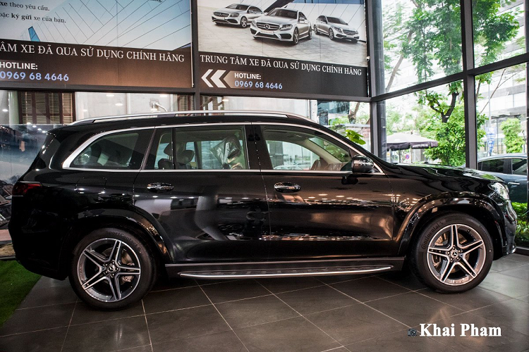 "Dàn chân" của Mercedes-Benz GLS 450 2020 là bộ mâm AMG với kích thước 21 inch 5 chấu kép, bậc lên/xuống được gắn cố định. Gương chiếu hậu trên chiếc SUV full-size đến từ Đức đồng màu với thân xe kèm dải LED xi-nhan và camera lề. Ngoài ra, tay nắm cửa xe có tích hợp tính năng mở khoá thông minh.