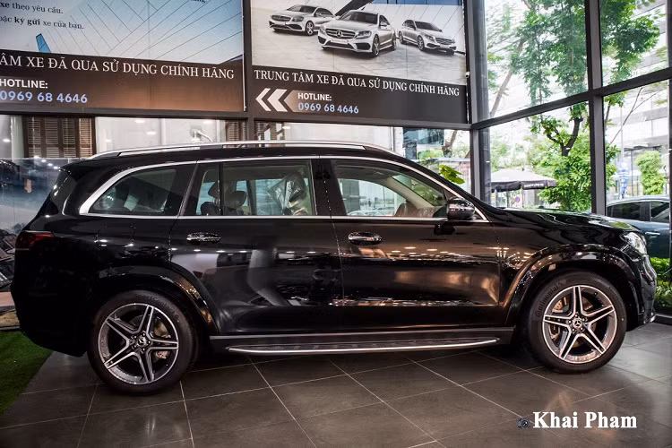 "Dàn chân" của Mercedes-Benz GLS 450 2020 là bộ mâm AMG với kích thước 21 inch 5 chấu kép, bậc lên/xuống được gắn cố định. Gương chiếu hậu trên chiếc SUV full-size đến từ Đức đồng màu với thân xe kèm dải LED xi-nhan và camera lề. Ngoài ra, tay nắm cửa xe có tích hợp tính năng mở khoá thông minh.