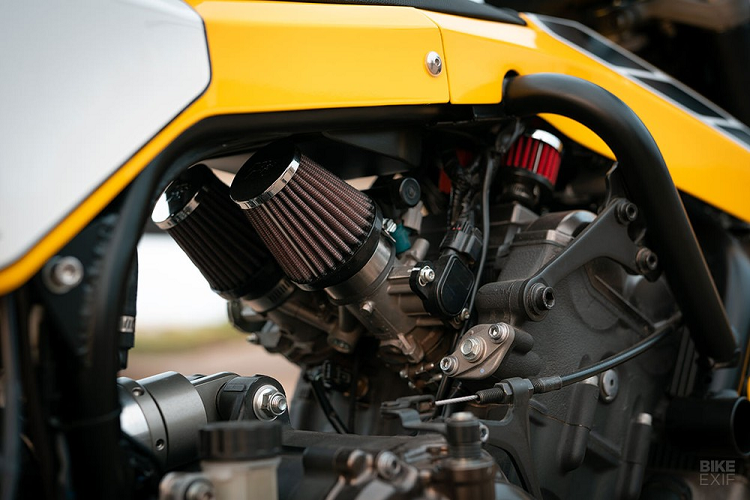 Có thể thấy, toàn bộ dàn vỏ của chiếc xe đã được thay thế theo phong cách Supermoto đầy thanh thoát và linh hoạt. Ở dàn đầu xe, một bộ mặt nạ dạng bảng số được thiết kế lại với dè chắn bùn trước đặt cao và gắn liền rất gọn gàng. Phuộc trước ống lồng của Yamaha MT-07 độ Supermoto này vẫn được giữ nguyên và chỉ thay thế cặp lốp lớn cho cái nhìn rất khỏe khoắn và dày dặn, đúng chất Supermoto.