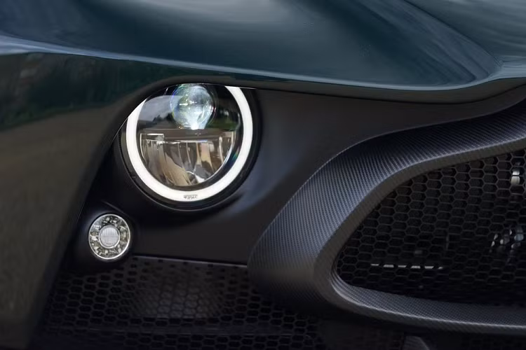 Aston Martin Victor ra mắt vào đúng dịp kỷ niệm 70 trình làng của dòng xe Vantage. Do đó, không có gì ngạc nhiên khi siêu xe có một không hai mới nhất của Aston Martin lấy cảm hứng thiết kế từ "gương mặt biểu tượng" V8 Vantage ra đời trong thập niên 70 và 80 của thế kỷ trước. Ngoài ra, Aston Martin DBS V8 RHAM/1 ra đời từ thập niên 70 và xe đua Le Mans 1977 cũng là nguồn cảm hứng thiết kế của siêu xe này.