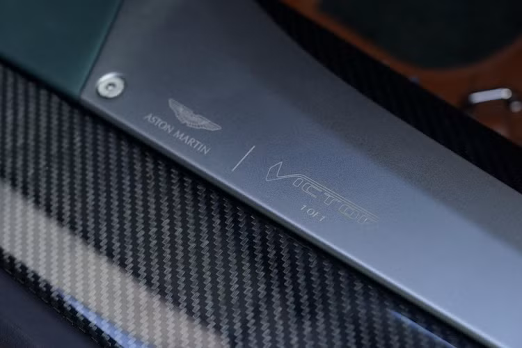 Bước vào nội thất của Aston Martin Victor, người lái sẽ được chào đón bằng vô lăng được thiết kế theo phong cách xe đua. Bao quanh vô lăng này là nhiều chi tiết bọc sợi carbon, mang đến vẻ thể thao cho nội thất.
