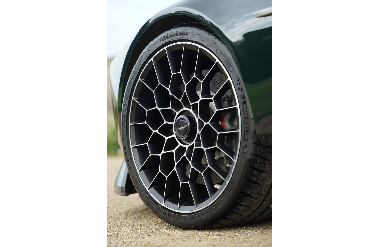 Ngoài ra, Aston Martin Victor còn được trang bị đĩa phanh gốm carbon CMM-R của thương hiệu Brembo với đường kính 380 mm trước và 360 mm đằng sau. Cả hai đĩa phanh đều đi kèm cùm phanh 6 piston.