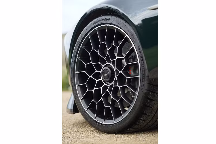 Ngoài ra, Aston Martin Victor còn được trang bị đĩa phanh gốm carbon CMM-R của thương hiệu Brembo với đường kính 380 mm trước và 360 mm đằng sau. Cả hai đĩa phanh đều đi kèm cùm phanh 6 piston.