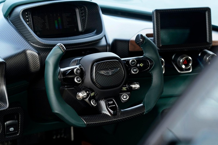 Phần thân vỏ của Victor được sơn màu xanh đậm có tên Pentland Green tương tự những chiếc Aston Martin ra đời trong thập niên 70. Bên trong phần thân này là lò xo chỉnh 6 hướng và hệ thống giảm xóc lấy từ Aston Martin Vulcan.