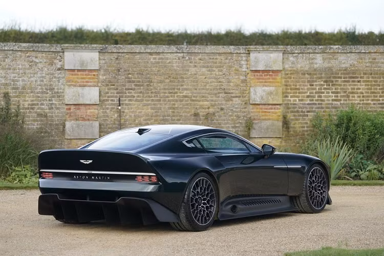 Đáng tiếc là giá xe Aston Martin Victor này và danh tính chủ sở hữu của chiếc siêu xe có một không hai này vẫn được giữ kín.