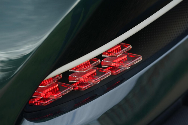 Bên ngoài, Aston Martin Victor sở hữu ngoại hình đậm chất cổ điển. Điều này được thể hiện rõ qua phần đầu xe với cụm đèn pha hình tròn truyền thống. Trong khi đó, cụm đèn hậu phía sau lại mang hơi hướng giống siêu xe đời mới Aston Martin Valkyrie.