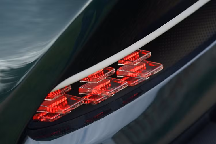 Bên ngoài, Aston Martin Victor sở hữu ngoại hình đậm chất cổ điển. Điều này được thể hiện rõ qua phần đầu xe với cụm đèn pha hình tròn truyền thống. Trong khi đó, cụm đèn hậu phía sau lại mang hơi hướng giống siêu xe đời mới Aston Martin Valkyrie.