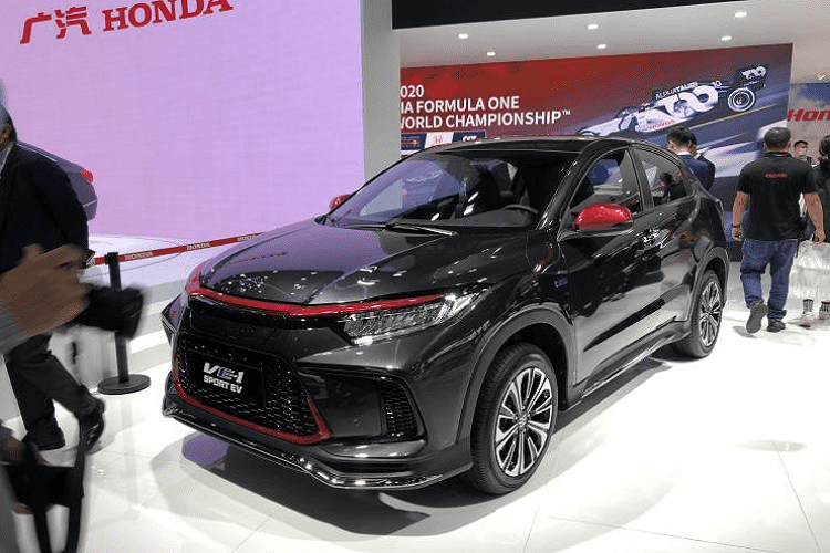 VE-1 Sport EV 2021 mới có trang bị một bộ body kit cá tính với nhiều chi tiết trang trí màu đỏ. Phía đầu xe là một lưới tản nhiệt và những hốc hút gió lớn, cho dù chúng “vô dụng” đúng nghĩa. Nội thất xe cũng trở nên thể thao hơn với những đường viền màu đỏ tương xứng bên ngoài, và ghế ngồi kiểu xe đua.