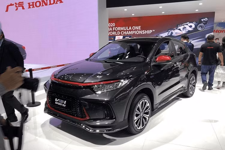 VE-1 Sport EV 2021 mới có trang bị một bộ body kit cá tính với nhiều chi tiết trang trí màu đỏ. Phía đầu xe là một lưới tản nhiệt và những hốc hút gió lớn, cho dù chúng “vô dụng” đúng nghĩa. Nội thất xe cũng trở nên thể thao hơn với những đường viền màu đỏ tương xứng bên ngoài, và ghế ngồi kiểu xe đua.