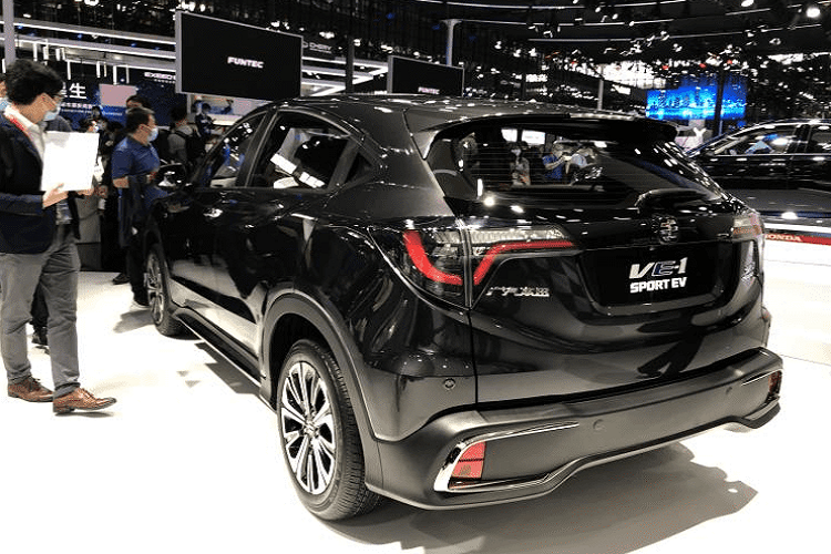 Xe mới vẫn trang bị một mô tơ điện sản sinh 163 mã lực và 280 Nm mô-men xoắn cực đại, tương tự như bản xe tiêu chuẩn. Nhưng cụm pin của VE-1 Sport EV được nâng cấp lên thành 61,3 kWh, khá lớn đối với một chiếc xe điện loại này, và cung cấp cự li di chuyển 470 km theo chu trình NEDC thay vì 401 km. Tốc độ tối đa của xe là 140 km/h.