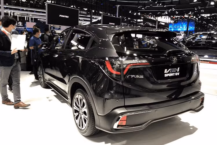 Xe mới vẫn trang bị một mô tơ điện sản sinh 163 mã lực và 280 Nm mô-men xoắn cực đại, tương tự như bản xe tiêu chuẩn. Nhưng cụm pin của VE-1 Sport EV được nâng cấp lên thành 61,3 kWh, khá lớn đối với một chiếc xe điện loại này, và cung cấp cự li di chuyển 470 km theo chu trình NEDC thay vì 401 km. Tốc độ tối đa của xe là 140 km/h.