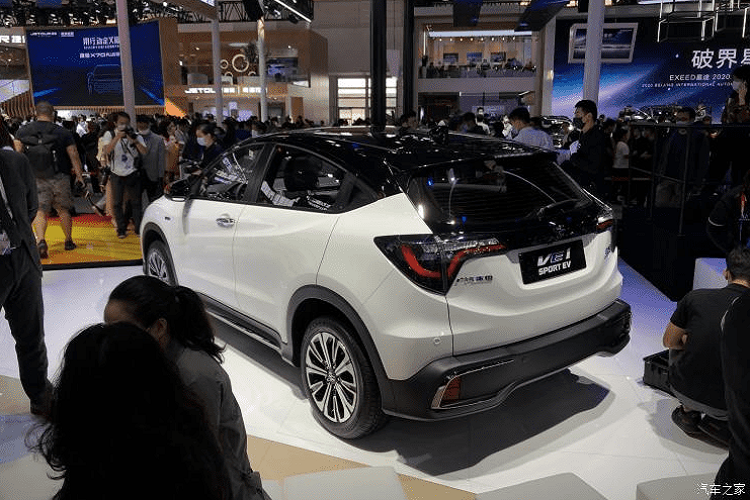 Cụ thể hơn, Everus là một thương hiệu thuộc liên minh trên, VE-1 là một mẫu crossover điện chế tạo dựa trên Honda HR-V. Mẫu Everus VE-1 nguyên bản đã được ra mắt trong năm 2019, và VE-1 Sport EV là một biến bản mới, mang chất thể thao hầm hố hơn.